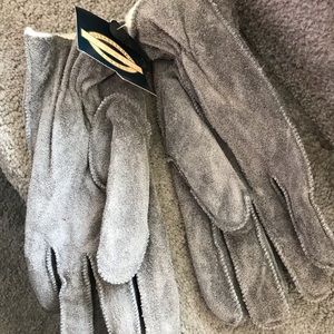 NEW. NWT MENS XL GLOVES. MUST BUNDLE